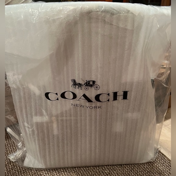 NWT COACH Gallery Tote In Signature Canvas - Picture 3 of 5